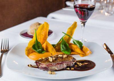 Filet de canette, patate douce, sauce laquée, crumble cacahuètes et oignons frits
