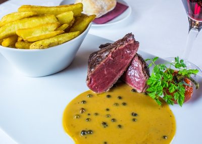 Rumsteck race Aubrac, pommes de terre frites et sauce poivre